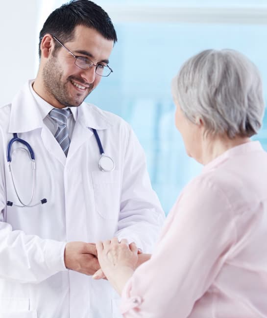 Patiente satisfaite après un examen de la vue